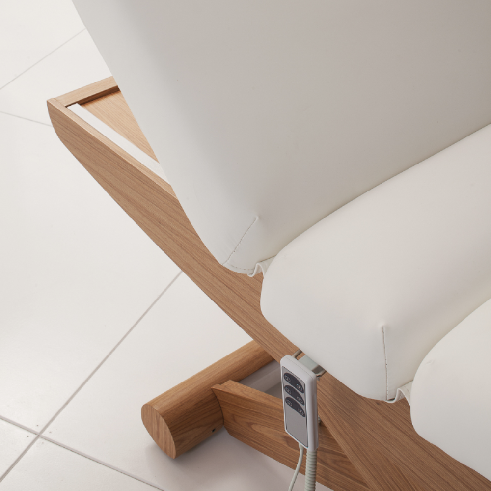 Une table de massage électrique professionnelle à trois moteurs avec fonction de chromothérapie COLONIAL WOOD SPA (376.001)